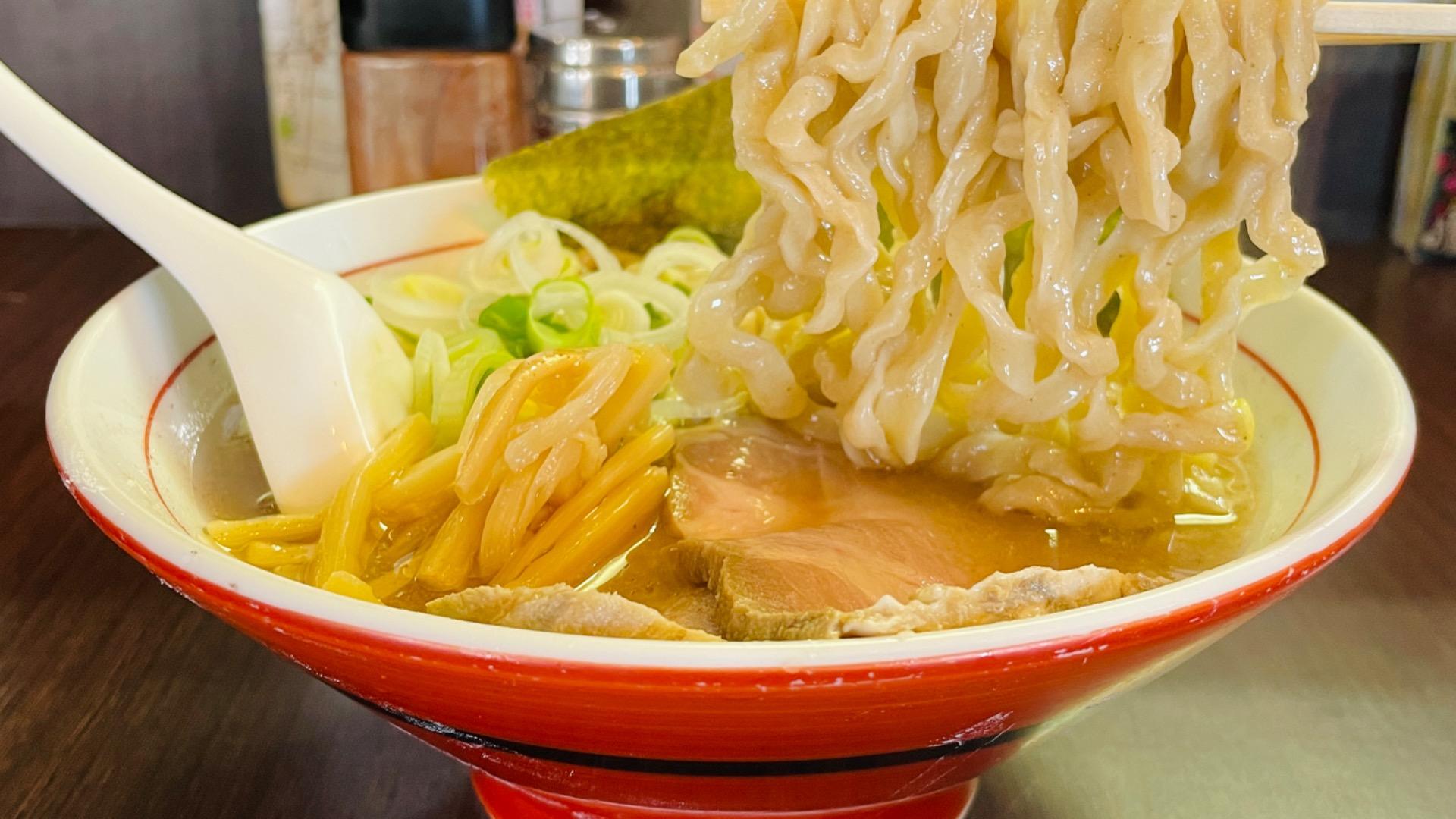 川崎『手打ち中華そば酒田』の行列の真相！極太縮れ麺と背脂の虜