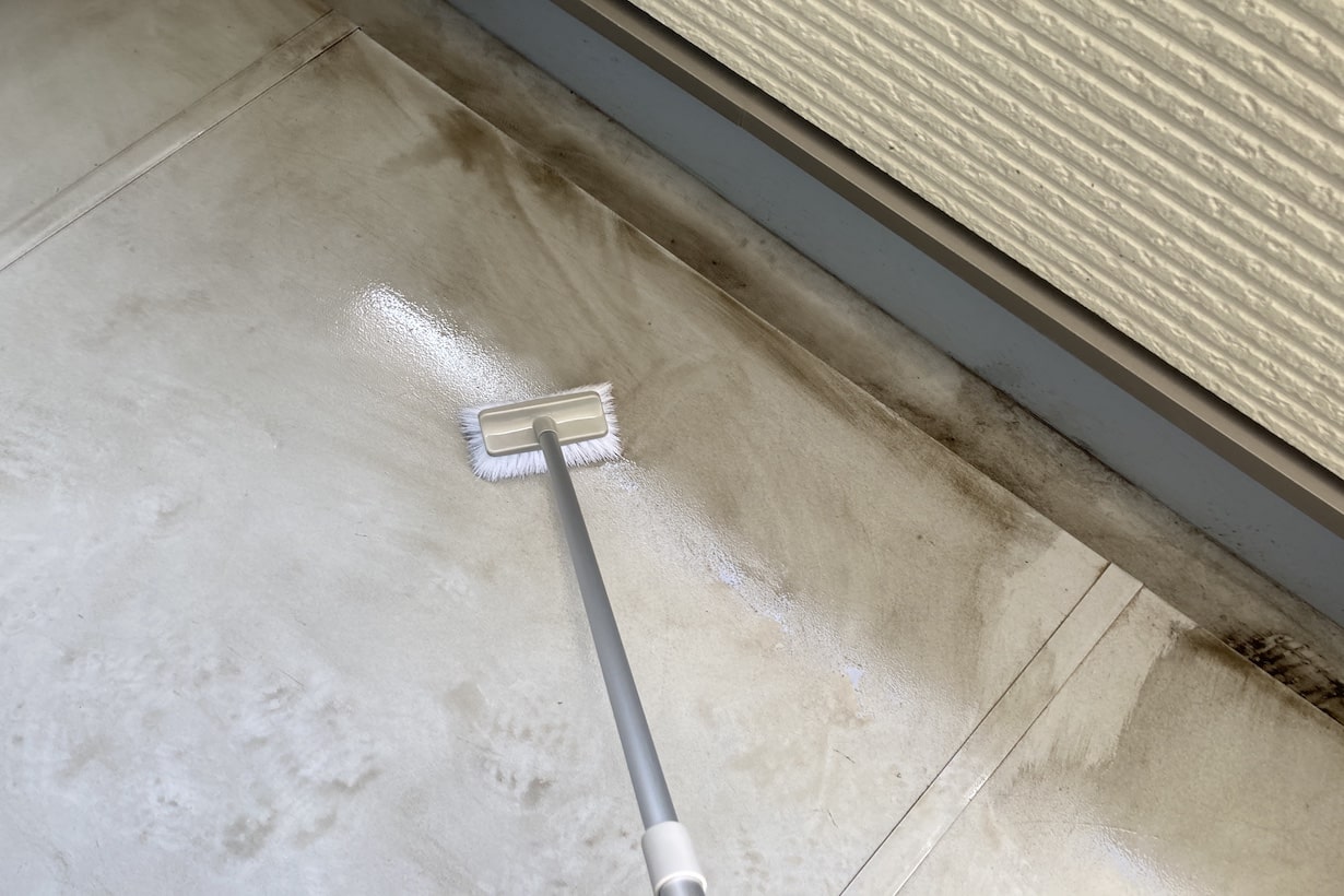【プロ直伝】ベランダの床掃除は水なしで解決！頑固な黒ずみ撃退法を徹底解説